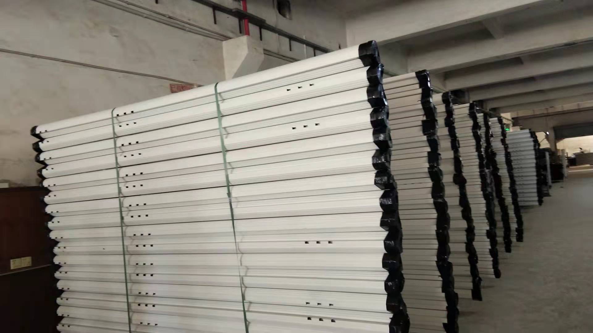 帶你走進鐵床生產(chǎn)廠家看看！