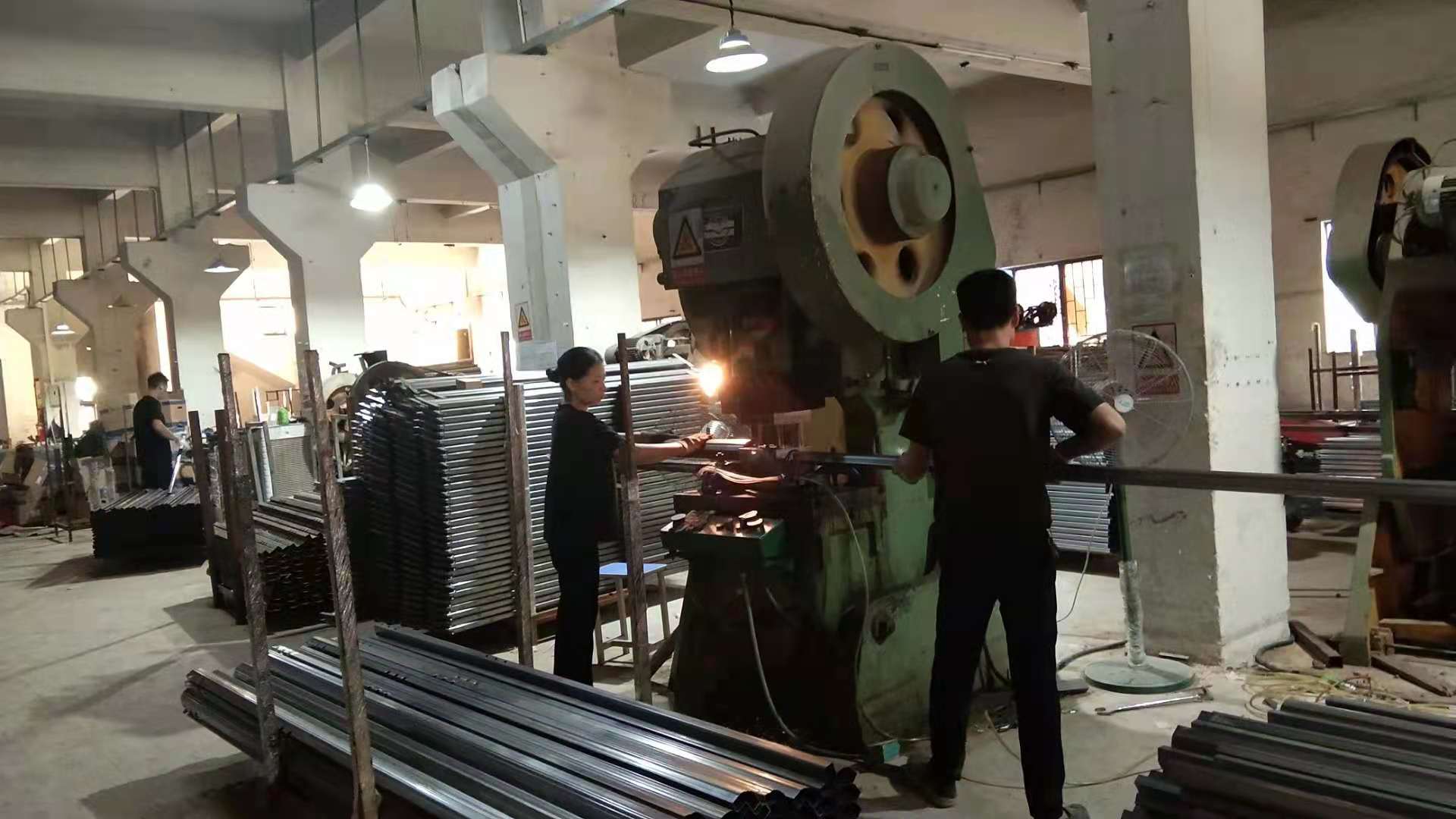 帶你走進鐵床生產(chǎn)廠家看看！