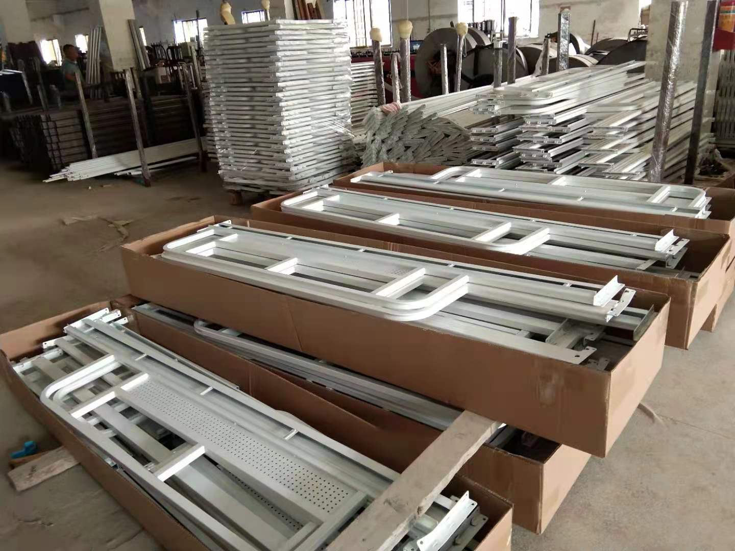 署假之際，我們正在做學(xué)校宿舍雙層鐵床！